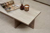 Moderna mesa de centro rectangular con tapa de travertino y base de melamina de nogal. Dimensiones: 120 x 45 x 30 cm.