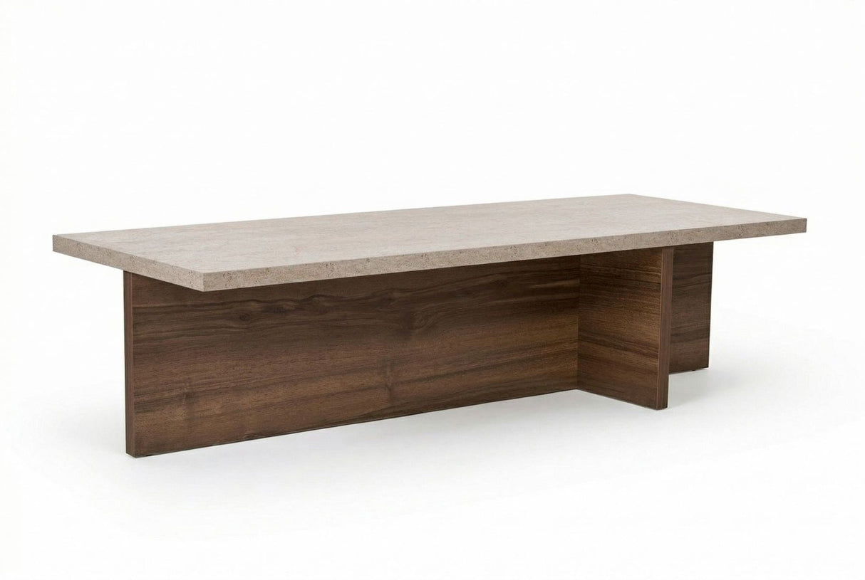 Fotografía en blanco de una mesa de centro rectangular con aspecto de travertino y marco con aspecto de nogal.