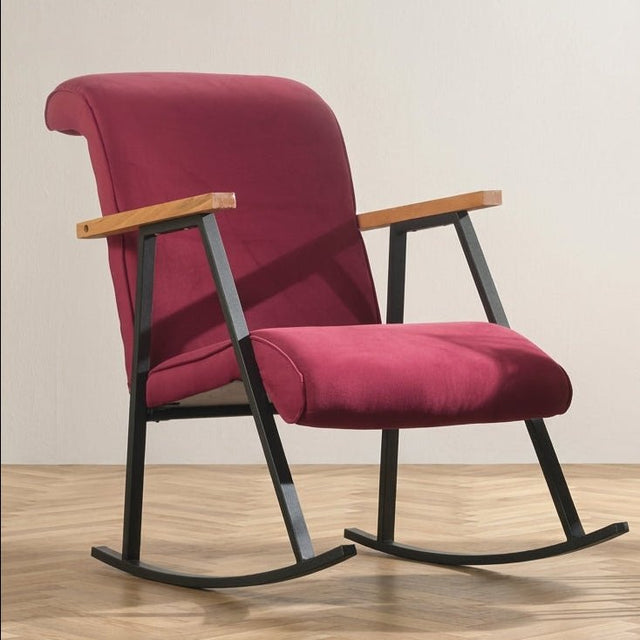 Mecedora Yoka Maroon foto atmosférica en un interior moderno