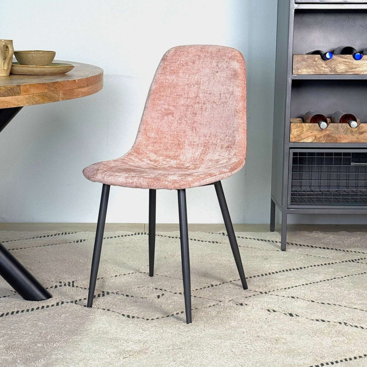 Juego de 4 Sillas de Comedor Escandinavas de Chenilla Rosa Viejo Swift - Sin Reposabrazos 