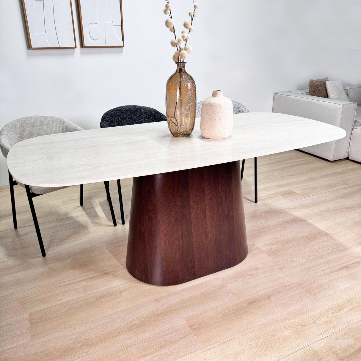 Conjunto de muebles completo: Mesa de comedor Lea de piedra sinterizada con aspecto de mármol travertino - Estructura de nogal + 4 sillas de comedor Lisa en bouclé gris 