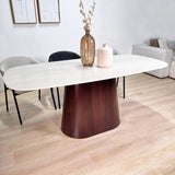 Conjunto de muebles completo: Mesa de comedor Lea de piedra sinterizada con aspecto de mármol travertino - Estructura de nogal + 4 sillas de comedor Lisa en bouclé gris 