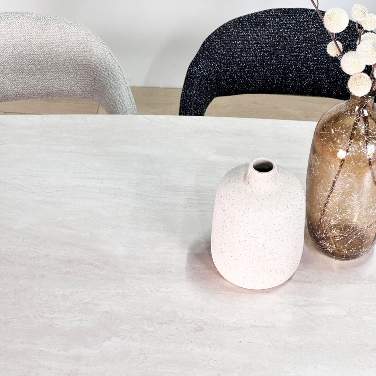 Conjunto de muebles completo: Mesa de comedor Lea de piedra sinterizada con aspecto de mármol travertino - Estructura de nogal + 4 sillas de comedor Lisa en bouclé gris 