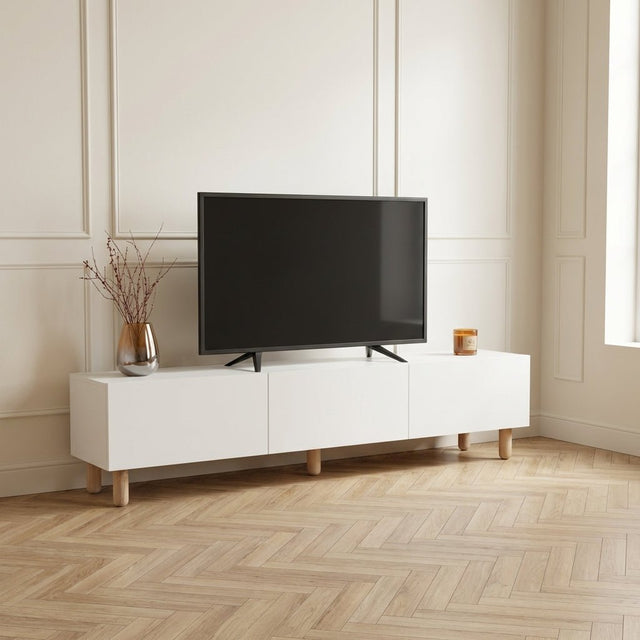Mueble de TV moderno Alvin blanco con patas de madera 180 cm - AI restyle en un interior minimalista con suelo en espiga