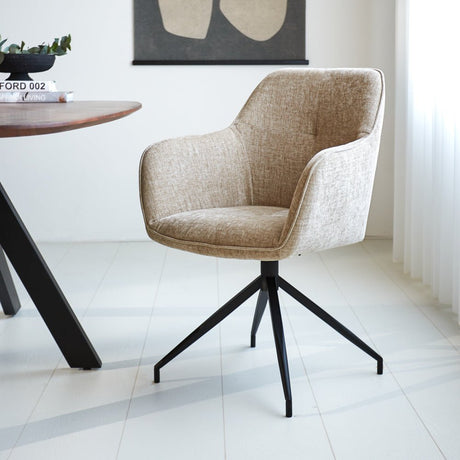 Silla de comedor Camiel Dimehouse Beige L x An x Al 62x61x54 Tela Vista frontal en diagonal Foto atmosférica