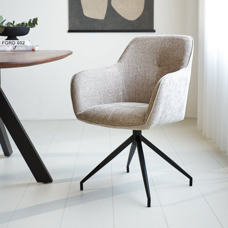 Silla de comedor Camiel Dimehouse Gris L x An x Al 62x61x54 Tela Vista frontal en diagonal Foto atmosférica