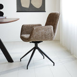 Silla de comedor Nela Dimehouse Taupe L x An x Al 64x64x52 Tela Foto atmosférica vista lateral