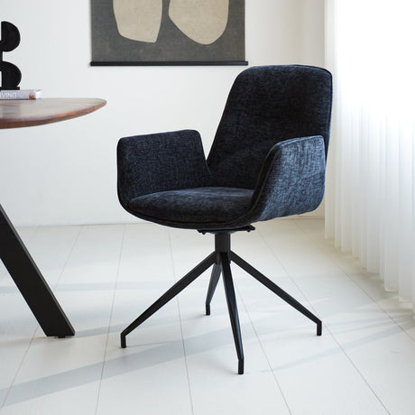 Silla de comedor Nela Dimehouse Negro L x An x Al 64x64x52 Tela Vista frontal diagonal de fotografía atmosférica