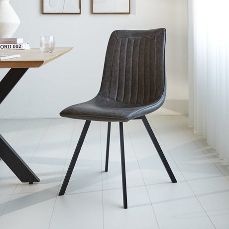 Silla de comedor Jimmy Polipiel Dimehouse Antracita L x An x Al 75x57x51 Cuero sintético Vista frontal en diagonal Foto atmosférica