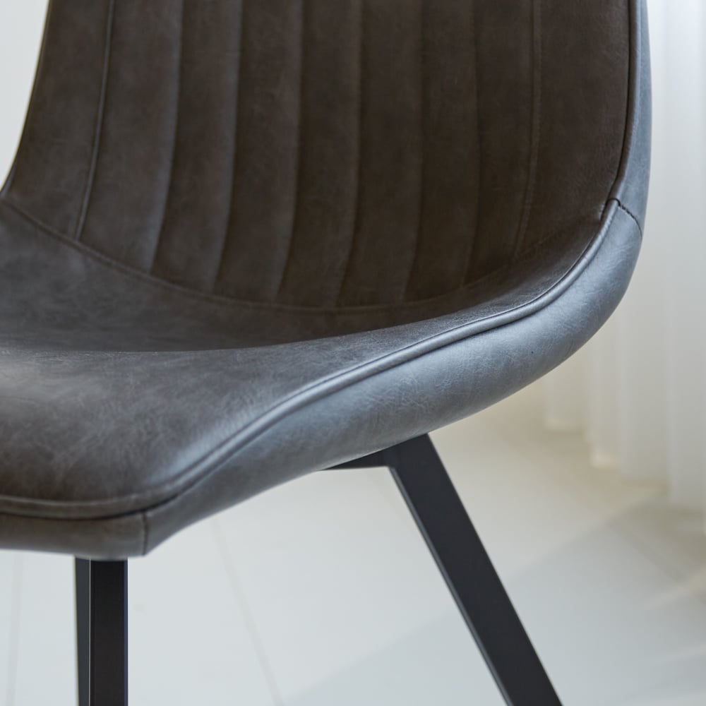 Silla de comedor Jimmy Polipiel Dimehouse Antracita L x An x Al 75x57x51 Cuero sintético Detalle fotográfico atmosférico