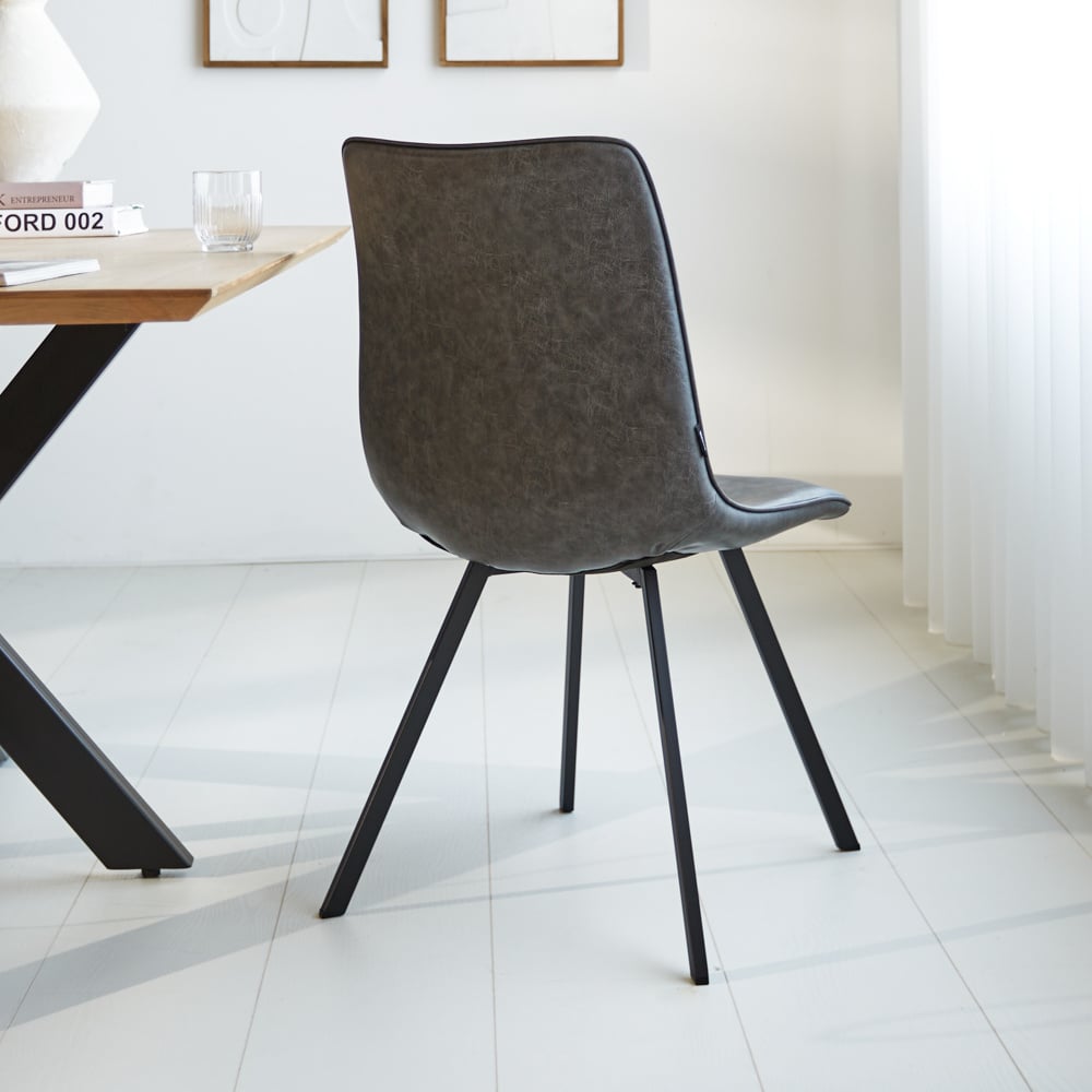 Silla de comedor Jimmy Polipiel Dimehouse Antracita L x An x Al 75x57x51 Cuero sintético Vista trasera en diagonal Foto atmosférica
