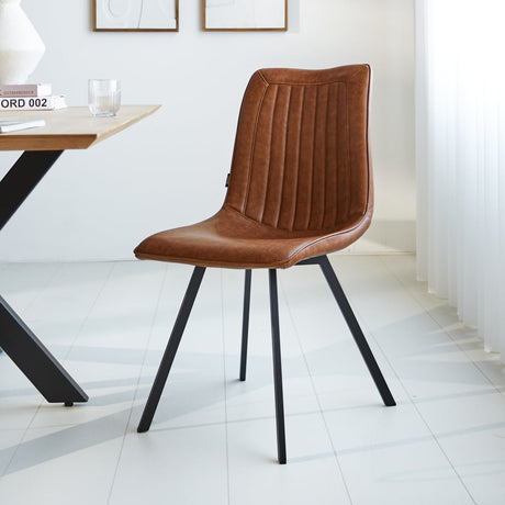 Silla de comedor Jimmy Polipiel Dimehouse Cognac L x An x Al 75x57x51 Cuero sintético Vista frontal en diagonal Foto atmosférica