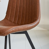 Silla de comedor Jimmy Polipiel Dimehouse Coñac L x An x Al 75x57x51 Cuero sintético Detalle fotográfico atmosférico