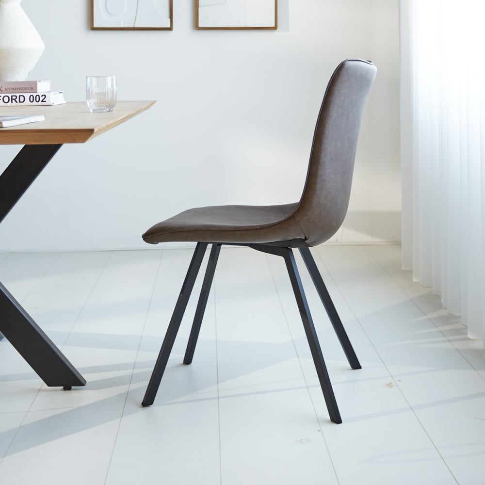 Silla de comedor Jimmy Polipiel Dimehouse Taupe L x An x Al 75x57x51 Cuero sintético Vista lateral fotográfica atmosférica