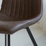 Silla de comedor Jimmy Polipiel Dimehouse Taupe L x An x Al 75x57x51 Cuero sintético Detalle fotográfico atmosférico