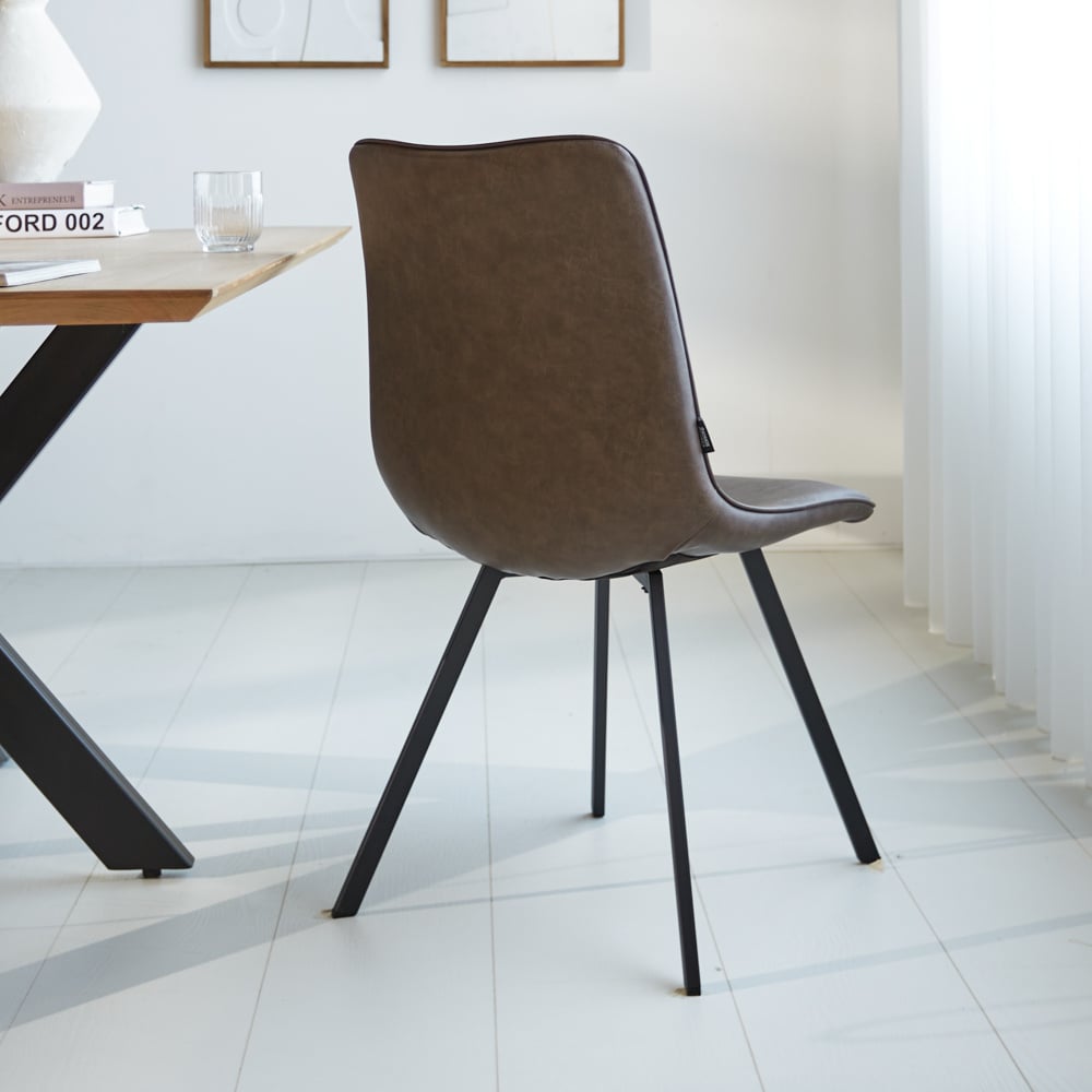 Silla de comedor Jimmy Polipiel Dimehouse Taupe L x An x Al 75x57x51 Cuero sintético Vista trasera diagonal fotográfica atmosférica