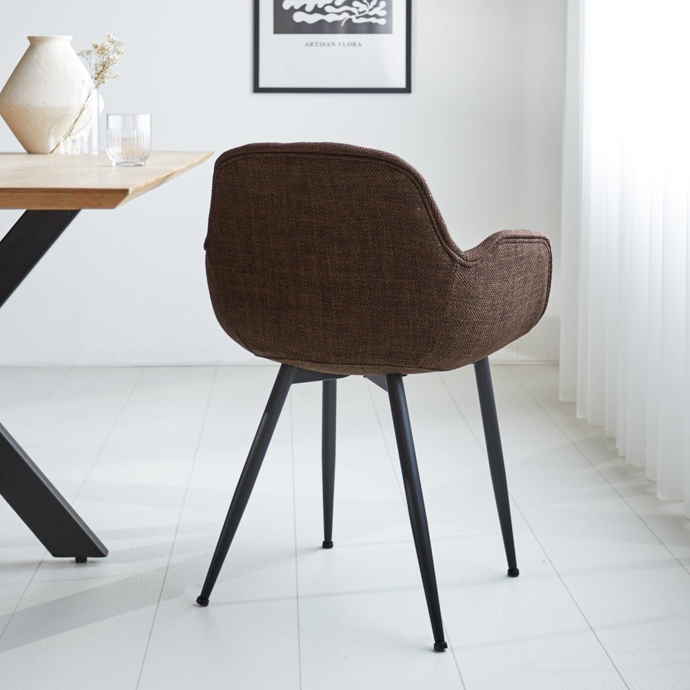 Silla de comedor Mick Dimehouse Marrón L x An x Al 64x62x59 Tela Vista trasera en diagonal Foto atmosférica