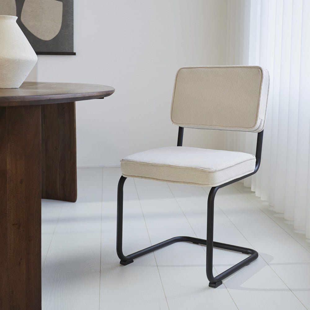 Silla de comedor Remo tejido canalé Dimehouse Beige L x An x Al 56x55x52 Tela acanalada Vista frontal en diagonal Foto atmosférica
