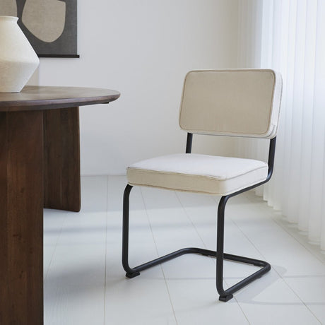 Silla de comedor Remo tejido canalé Dimehouse Beige L x An x Al 56x55x52 Tela acanalada Vista frontal en diagonal Foto atmosférica