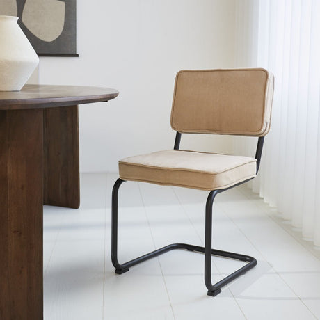 Silla de comedor Remo tejido canalé Dimehouse Marrón L x An x Al 56x55x51 Tela acanalada Vista frontal diagonal fotográfica atmosférica