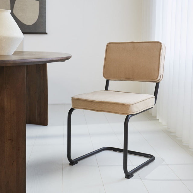 Silla de comedor Remo tejido canalé Dimehouse Marrón L x An x Al 56x55x51 Tela acanalada Vista frontal diagonal fotográfica atmosférica