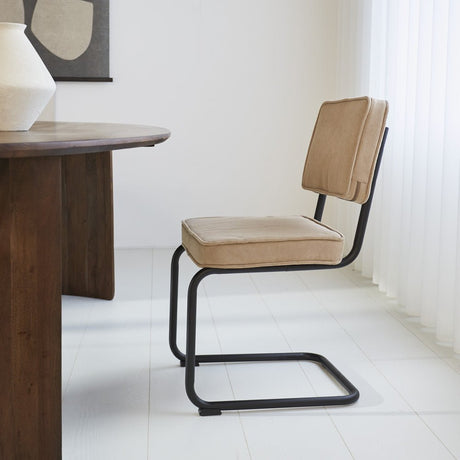 Silla de comedor Remo tejido canalé Dimehouse Marrón L x An x Al 56x55x51 Tela acanalada Foto atmosférica vista lateral