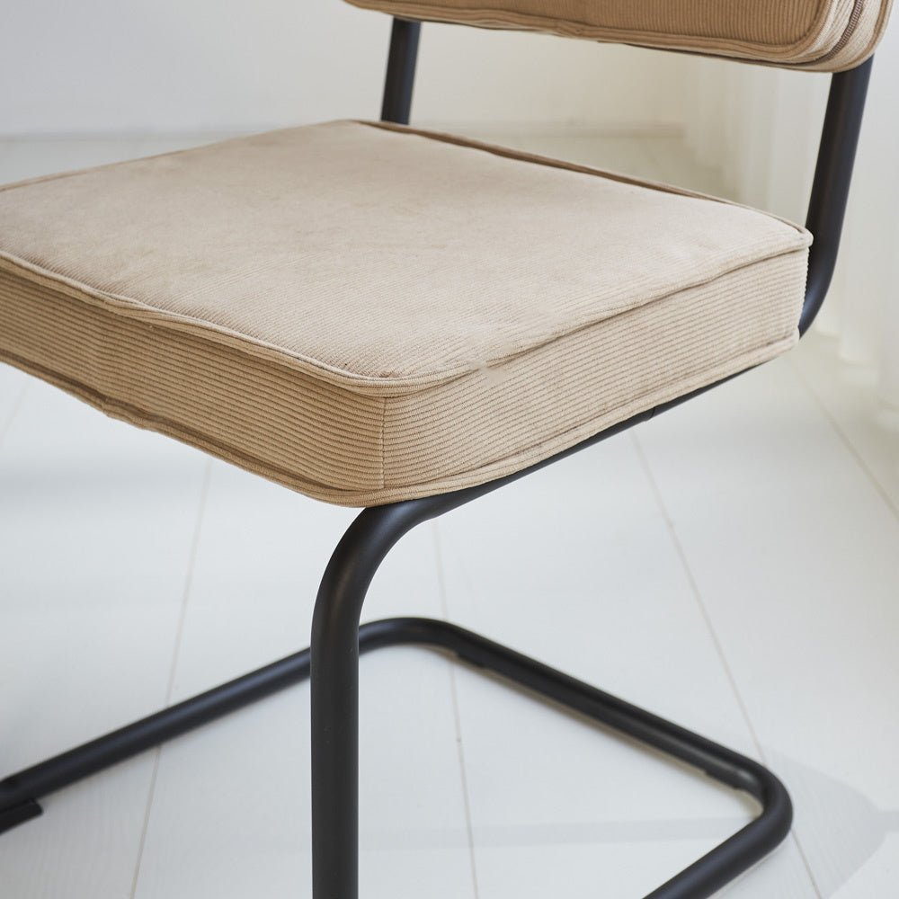 Silla de comedor Remo tejido canalé Dimehouse Marrón L x An x Al 56x55x51 Tela acanalada Detalle fotográfico atmosférico