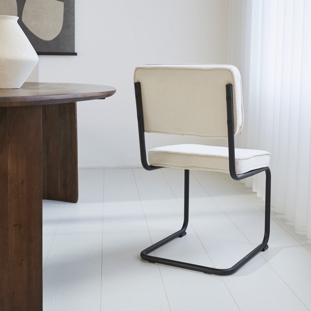 Silla de comedor Remo tejido canalé Dimehouse Beige L x An x Al 56x55x52 Tela acanalada Vista posterior en diagonal Foto atmosférica