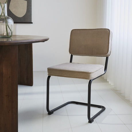 Silla de comedor Remo tejido canalé Dimehouse Gris L x An x Al 56x55x52 Tela acanalada Vista frontal diagonal fotográfica atmosférica