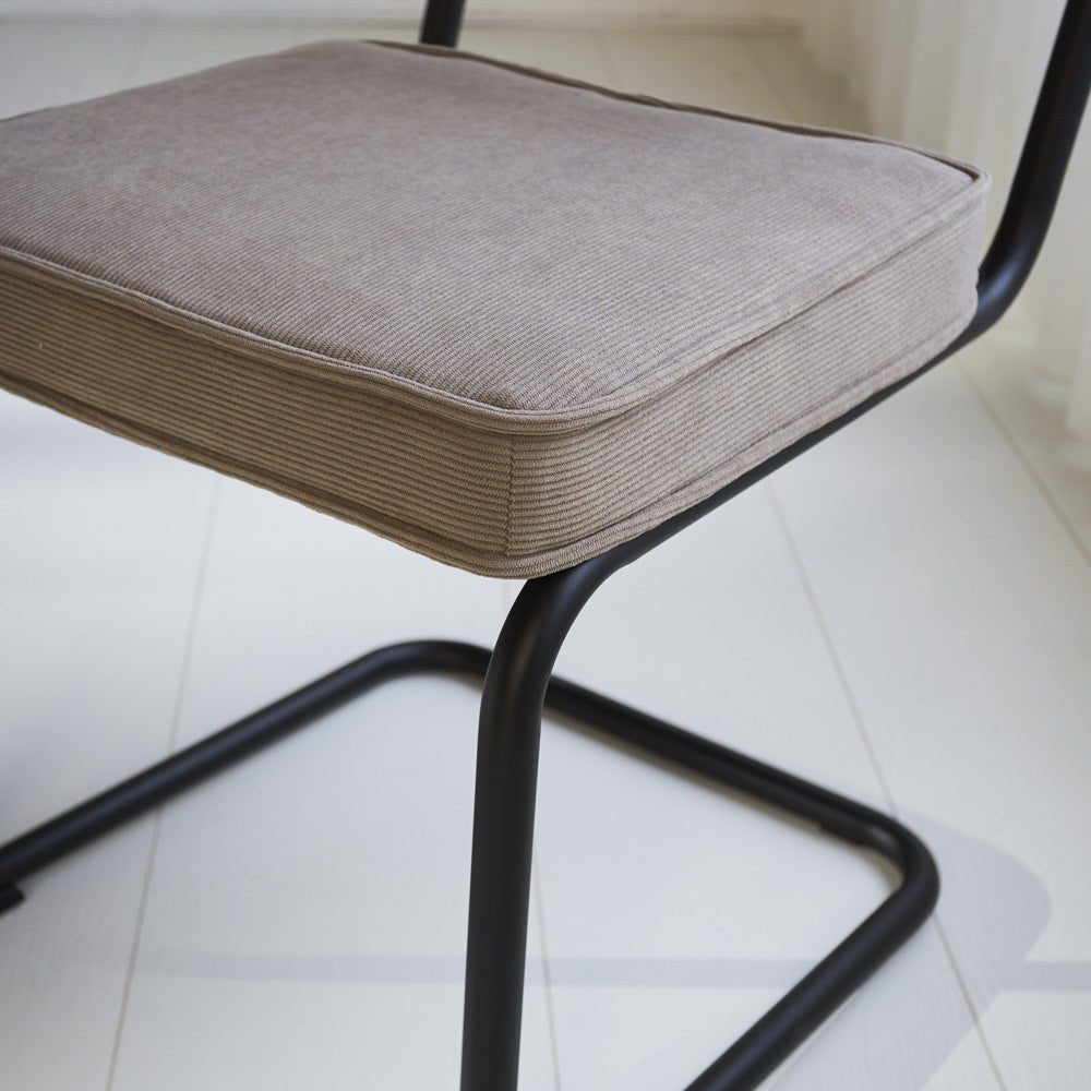 Silla de comedor Remo tejido canalé Dimehouse Gris L x An x Al 56x55x52 Tela acanalada Detalle fotográfico atmosférico