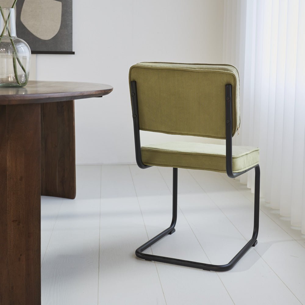 Silla de comedor Remo tejido canalé Dimehouse Verde L x An x Al 56x55x52 Tela acanalada Vista posterior diagonal de fotografía atmosférica