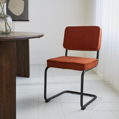 Silla de comedor Remo tejido canalé Dimehouse Óxido L x An x Al 56x55x52 Tela acanalada Vista frontal en diagonal Foto atmosférica
