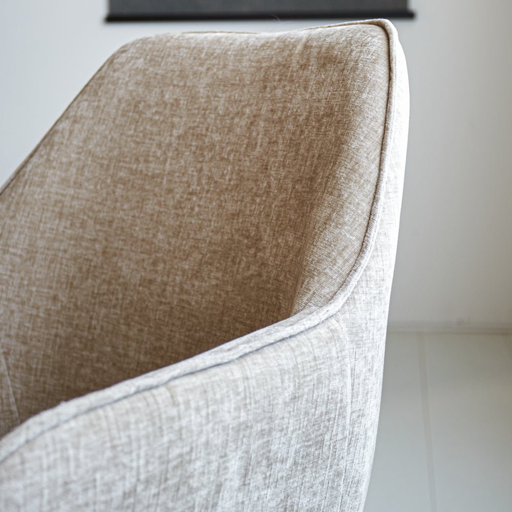 Silla de comedor Sev Dimehouse Beige L x An x Al 68x62x61 Tela Detalle fotográfico atmosférico