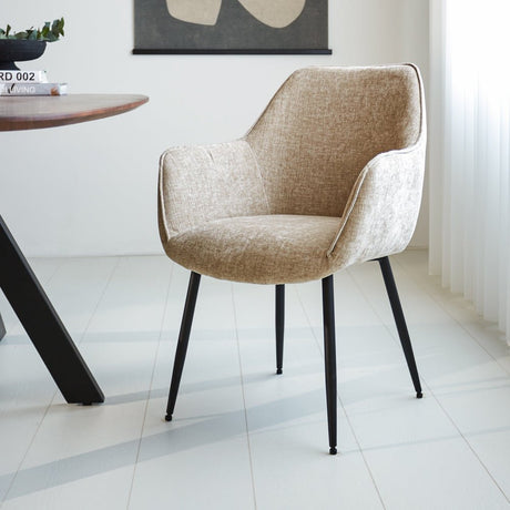 Silla de comedor Sev Dimehouse Beige L x An x Al 68x62x61 Tela Vista frontal en diagonal Foto atmosférica