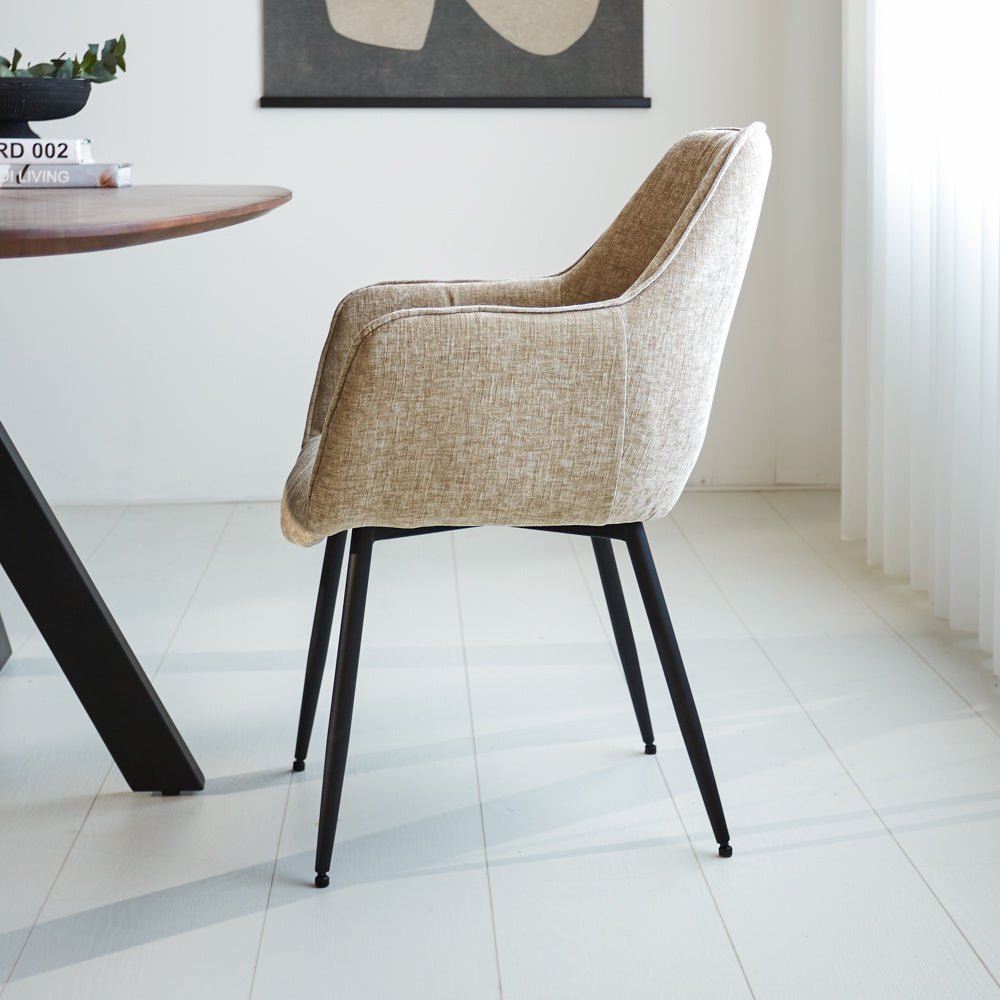Silla de comedor Sev Dimehouse Beige L x An x Al 68x62x61 Tela Foto atmosférica vista lateral