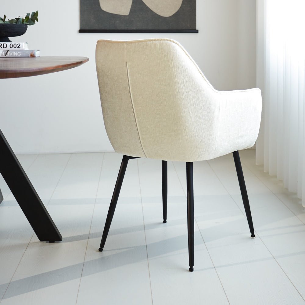 Silla de comedor Sev Dimehouse Blanco L x An x Al 68x62x61 Tela Vista trasera diagonal de fotografía atmosférica