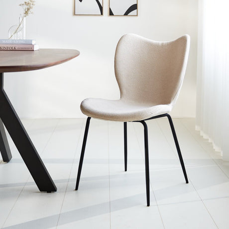 Silla de comedor Sia Dimehouse Beige L x An x Al 72x55x51 Tela Vista frontal en diagonal Foto atmosférica