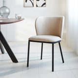 Silla de comedor Tess Dimehouse Beige L x An x Al 65x62x56 Tela Vista frontal en diagonal Foto atmosférica