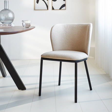Silla de comedor Tess Dimehouse Beige L x An x Al 65x62x56 Tela Vista frontal en diagonal Foto atmosférica