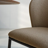 Silla de comedor Tess Dimehouse Taupe L x An x Al 65x62x56 Tela Detalle fotográfico atmosférico