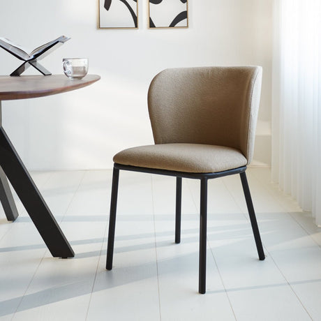 Silla de comedor Tess Dimehouse Taupe L x An x Al 65x62x56 Tela Vista frontal diagonal de fotografía atmosférica