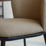 Silla de comedor Tess Dimehouse Taupe L x An x Al 65x62x56 Tela Detalle fotográfico atmosférico