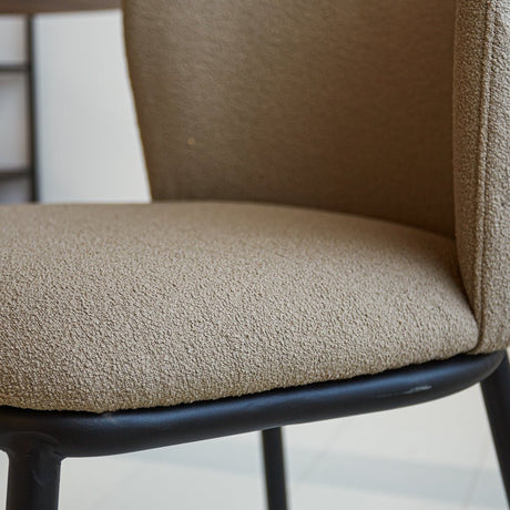 Silla de comedor Tess Dimehouse Taupe L x An x Al 65x62x56 Tela Detalle fotográfico atmosférico