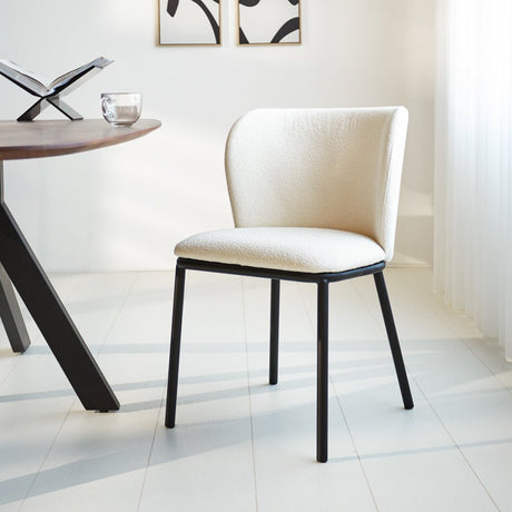 Silla de comedor Tess Dimehouse Blanco L x An x Al 65x62x56 Tela Foto atmosférica vista frontal en diagonal