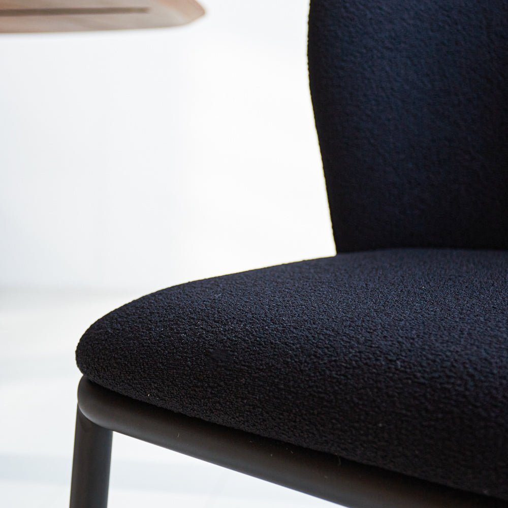 Silla de comedor Tess Dimehouse Negro L x An x Al 65x62x56 Tela Detalle fotográfico atmosférico
