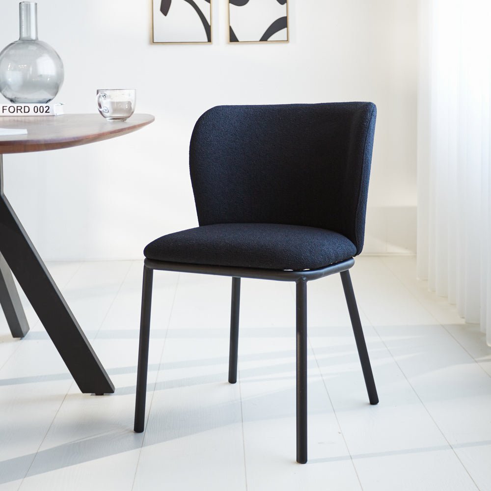 Silla de comedor Tess Dimehouse Negro L x An x Al 65x62x56 Tela Vista frontal diagonal de fotografía atmosférica