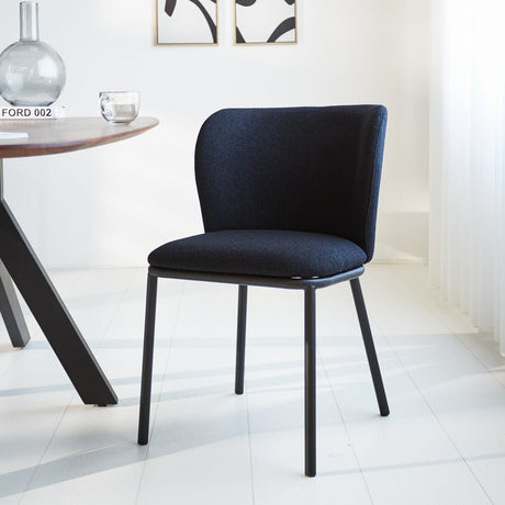 Silla de comedor Tess Dimehouse Negro L x An x Al 65x62x56 Tela Vista frontal diagonal de fotografía atmosférica