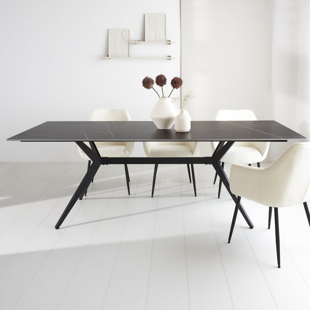 Eettafel Grace Black Dimehouse Zwart Sintered stone Sfeerfoto schuin vooraanzicht