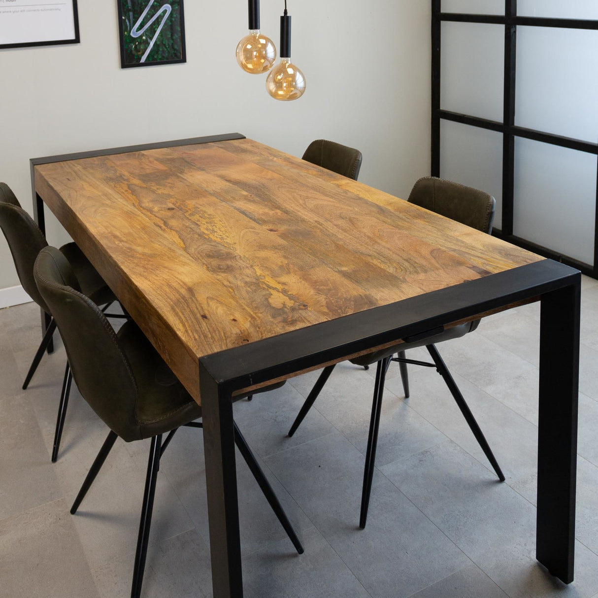 Eettafel Colorado Dimehouse Bruin LxBxH 185x95x15 Mangohout Sfeerfoto schuin vooraanzicht hoeksetting