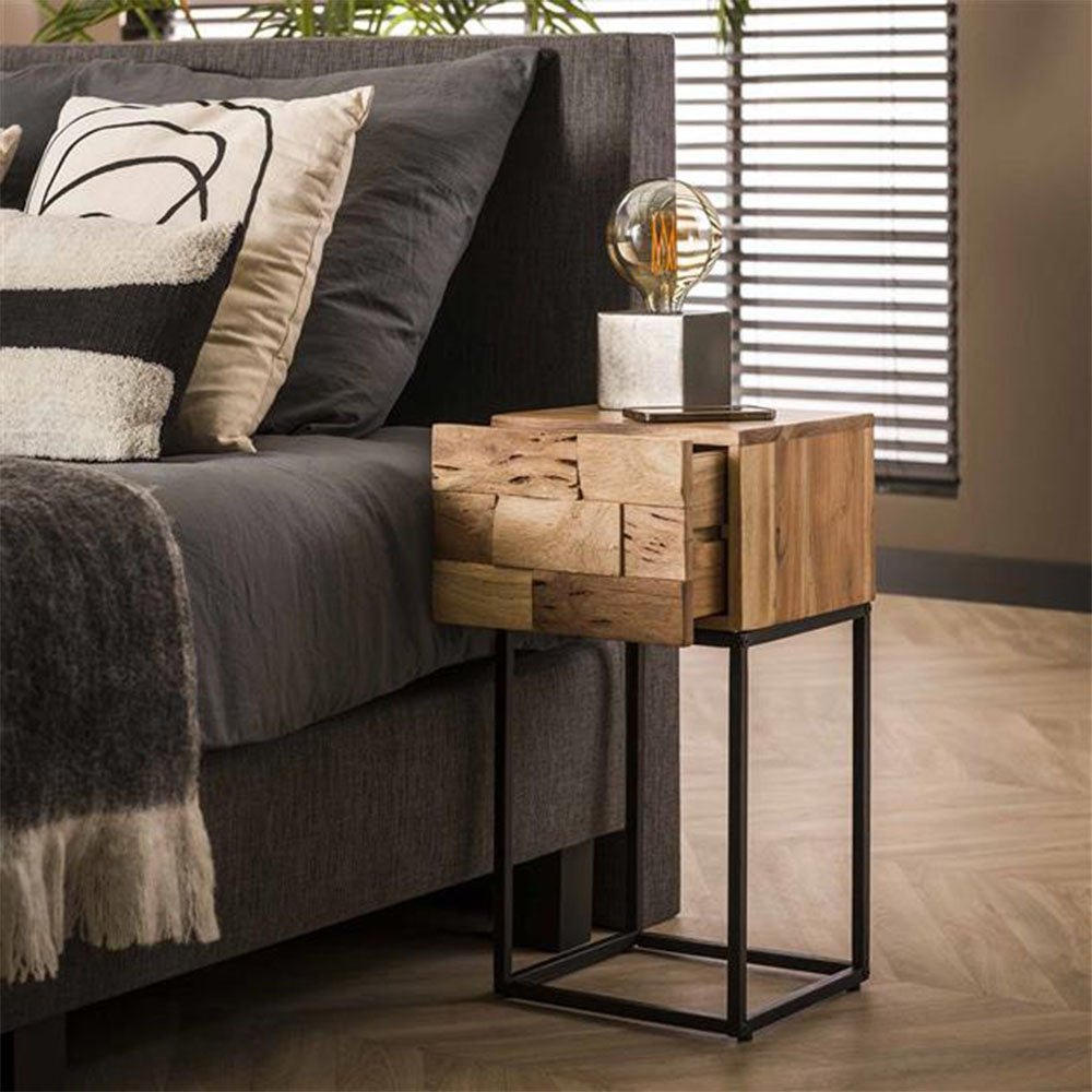Mesita de noche Anna-Sophie DH Interior Acacia L x An x Al 44x35x28 Madera de acacia Fotografía atmosférica vista frontal en diagonal